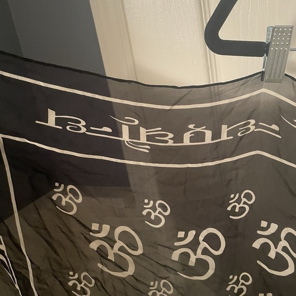 Royal Underground 100% Silk Scarf Black White Hindu Om Sign Design 44" X 42" - Picture 4 of 8